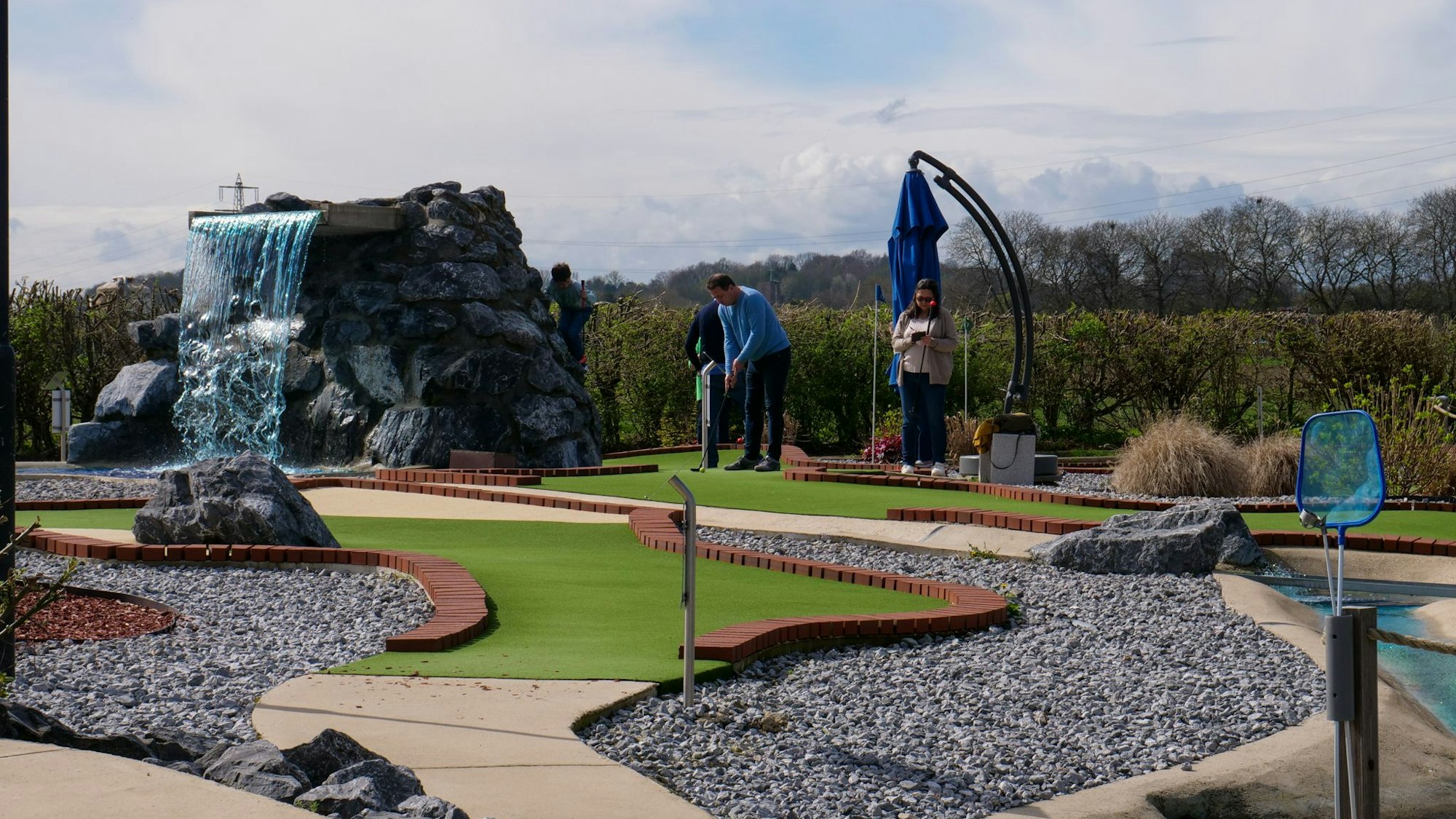 Das Bild zeigt eine moderne Minigolf-Anlage mit Kunstrasen.