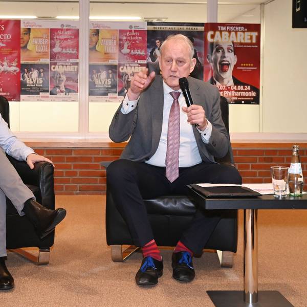 Matthias Lienemann und Louwrens Langevoort stellen das Programm der Philarmonie vor.