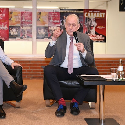 Matthias Lienemann und Louwrens Langevoort stellen das Programm der Philarmonie vor.