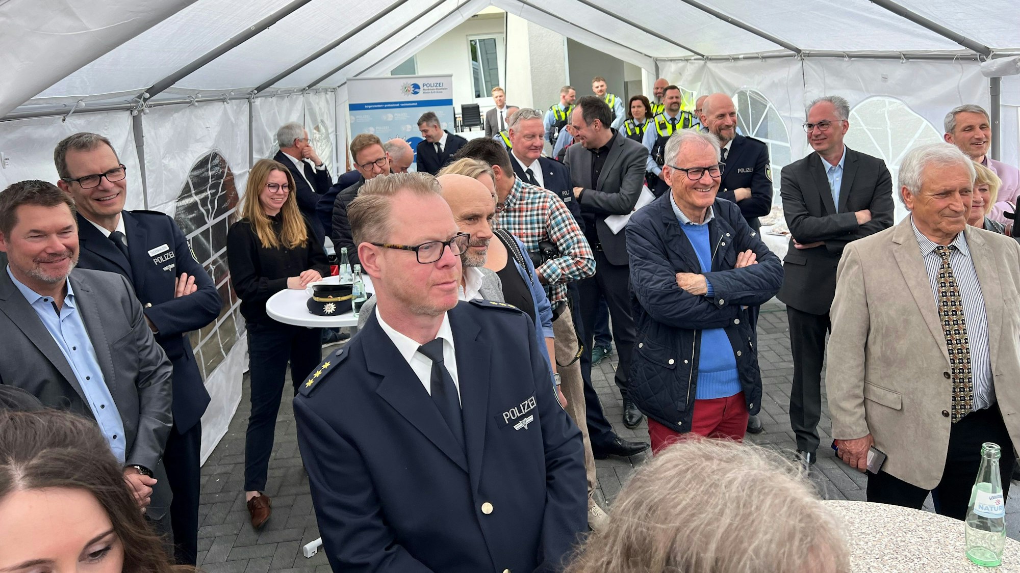 Das Bild zeigt mehrere Gäste in einem Festzelt.