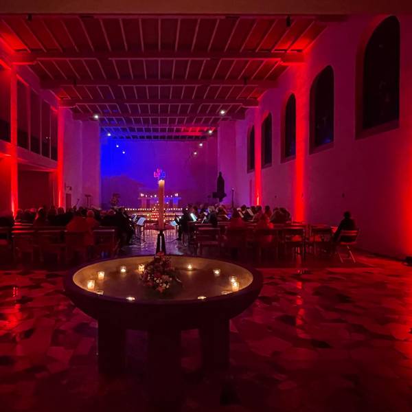 Altarraum in St. Josef Moitzfeld, in rotes und blaues Licht getaucht.