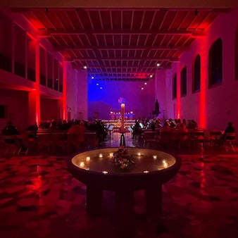Altarraum in St. Josef Moitzfeld, in rotes und blaues Licht getaucht.