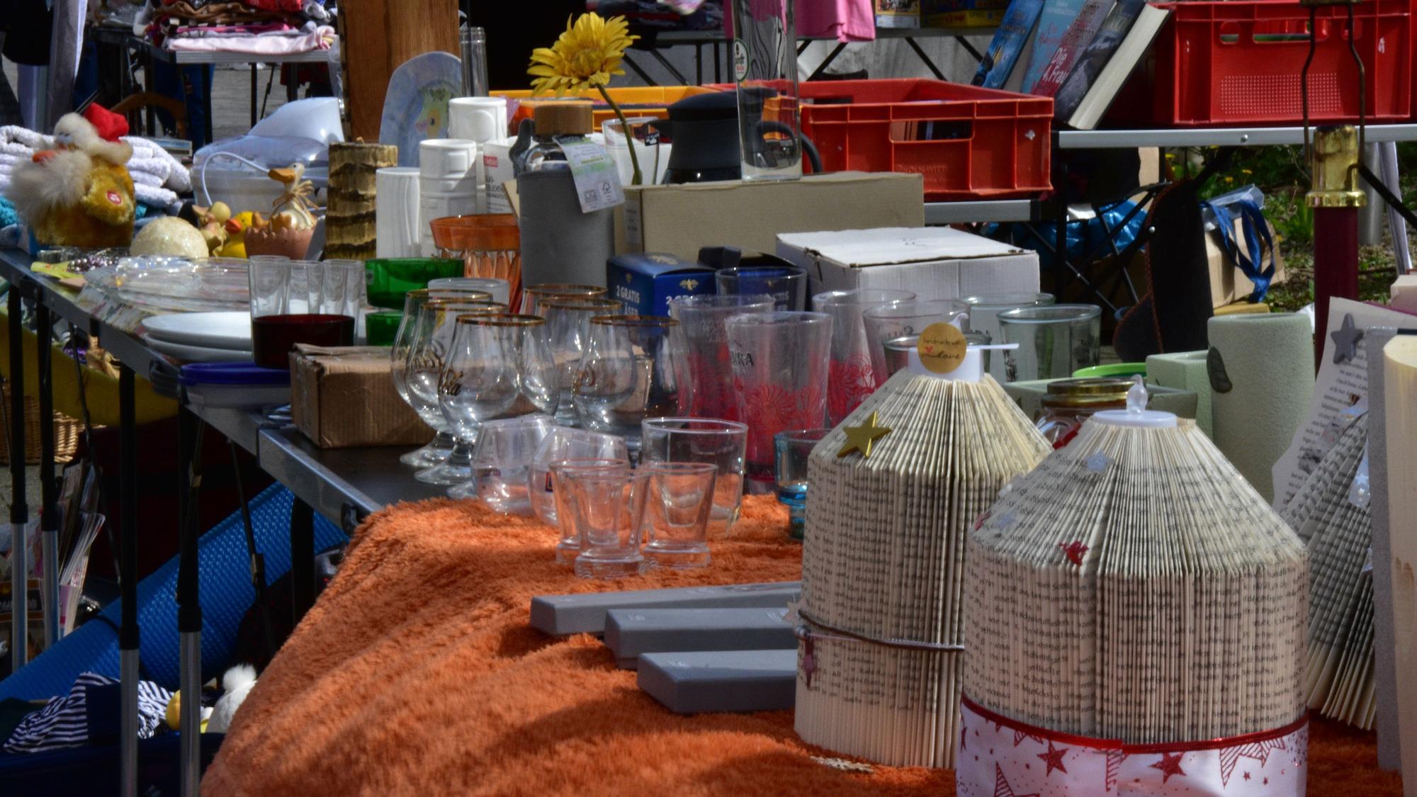 Hausrat gab es reichlich auf dem Eitorfer Flohmarkt.