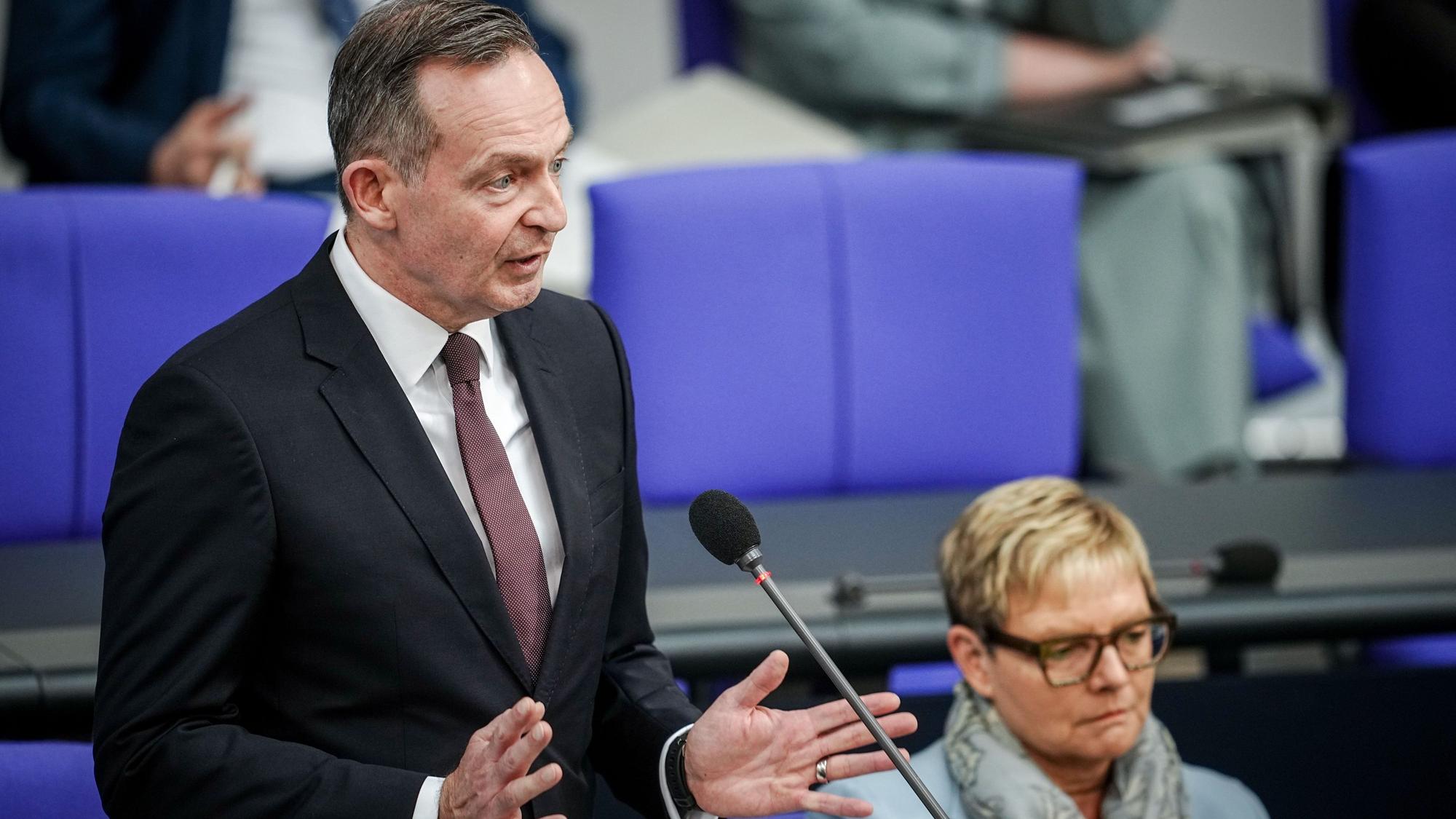Volker Wissing (FDP), Bundesminister für Verkehr und Digitales, spricht im Bundestag. Er hat erneut sich für die Position von Autofahrern starkgemacht und Druck auf das Klimaschutzgesetz ausgeübt. (Archivbild)