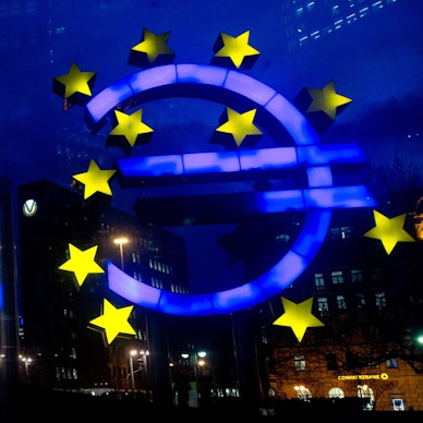 Die EZB zögert noch. Alles deutet nun auf eine Zinssenkung im Juni hin. Viele Banken setzen die Sparzinsen für ihre Kunden aber einfach jetzt schon nach unten.