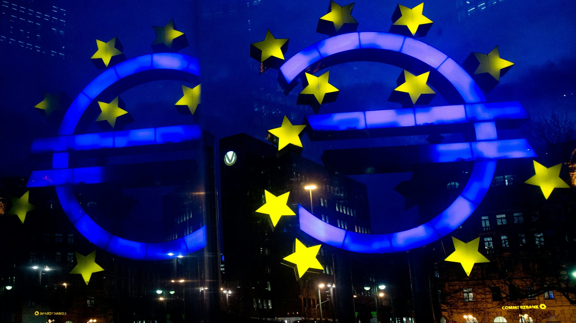 Die EZB zögert noch. Alles deutet nun auf eine Zinssenkung im Juni hin. Viele Banken setzen die Sparzinsen für ihre Kunden aber einfach jetzt schon nach unten.