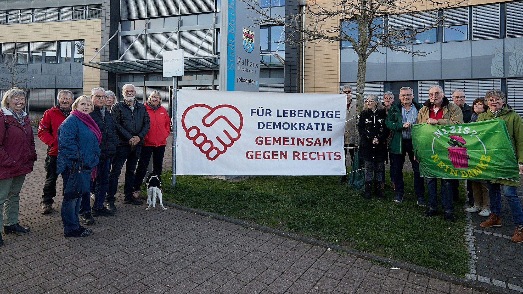 Das Bild zeigt eine Gruppe von Menschen, die sich vor dem Mechernicher Rathaus positioniert hat.