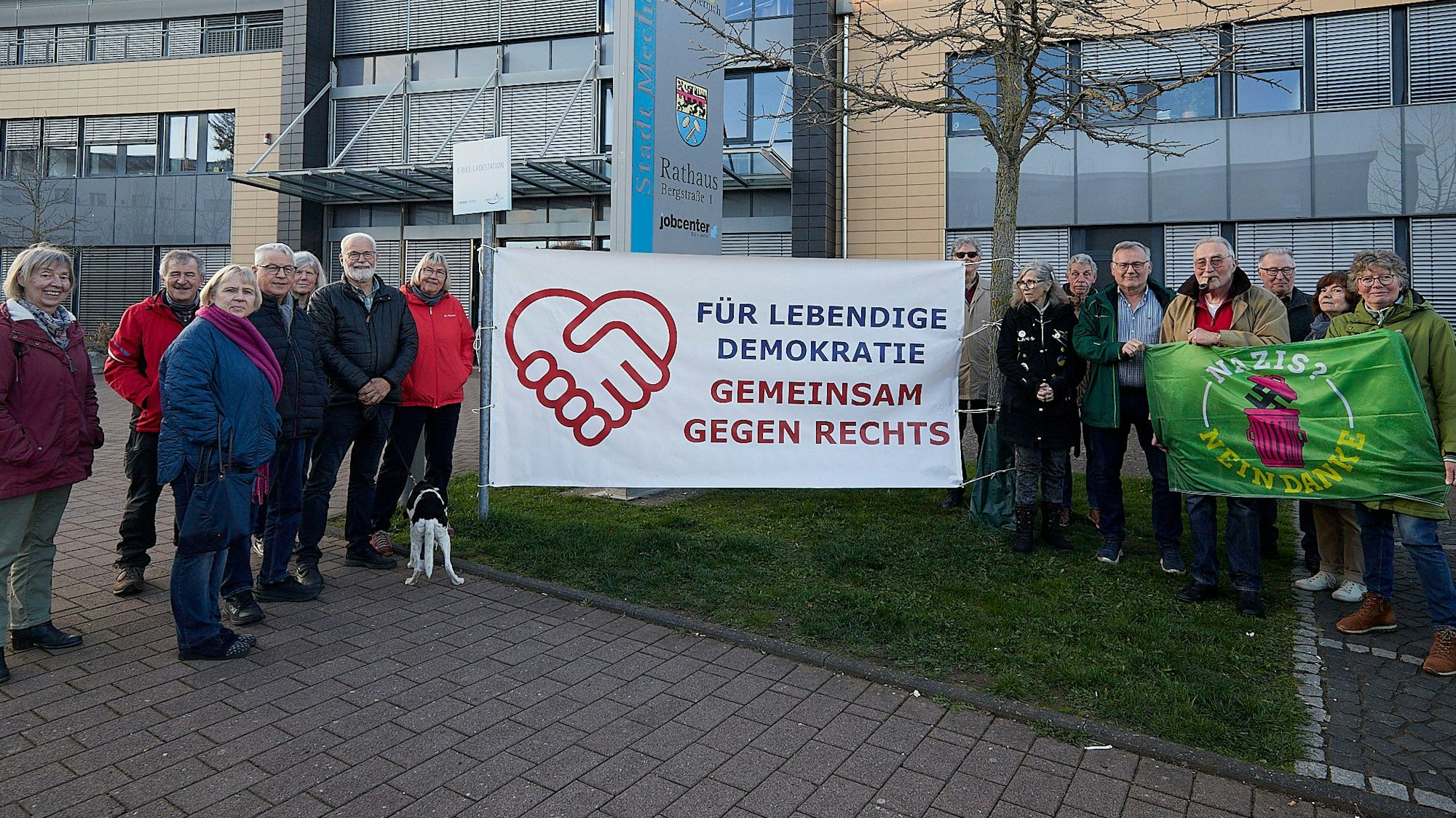 Das Bild zeigt eine Gruppe von Menschen, die sich vor dem Mechernicher Rathaus positioniert hat.