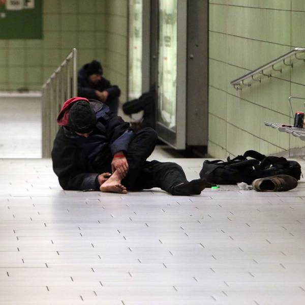 Auf dem Bahnsteig der U-Bahnhaltestelle Friesenplatz setzt sich ein Drogenabhängiger eine Spritze in den Fuß.