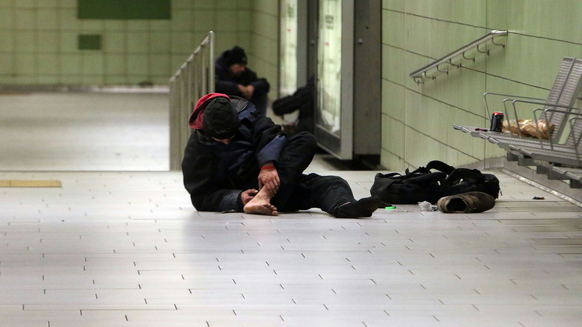 An der U-Bahnhaltestelle Friesenplatz gibt sich ein Abhängiger einen Schuss in seinen Fuß.