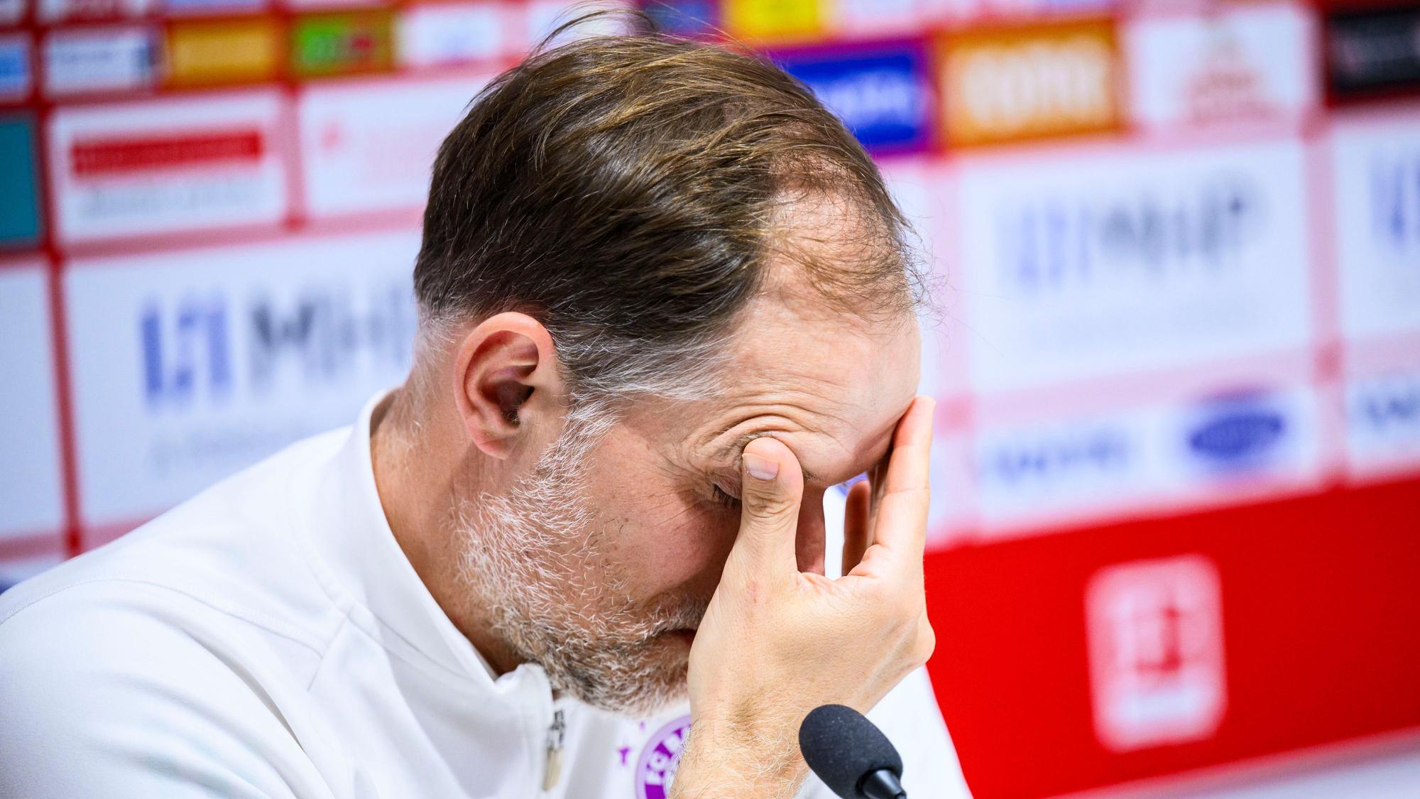 Münchens Trainer Thomas Tuchel reagiert nach dem Spiel auf der Pressekonferenz.