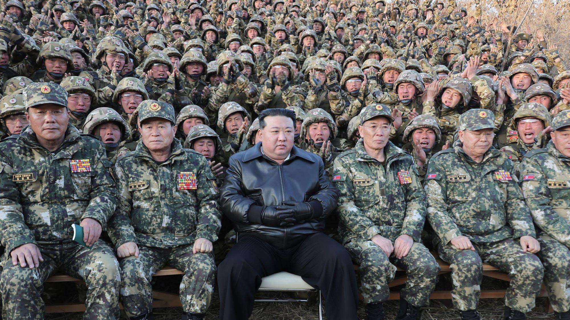 Kim Jong Un, Machthaber in Nordkorea, während des Besuchs einer militärischen Ausbildungsbasis im Westen des Landes.