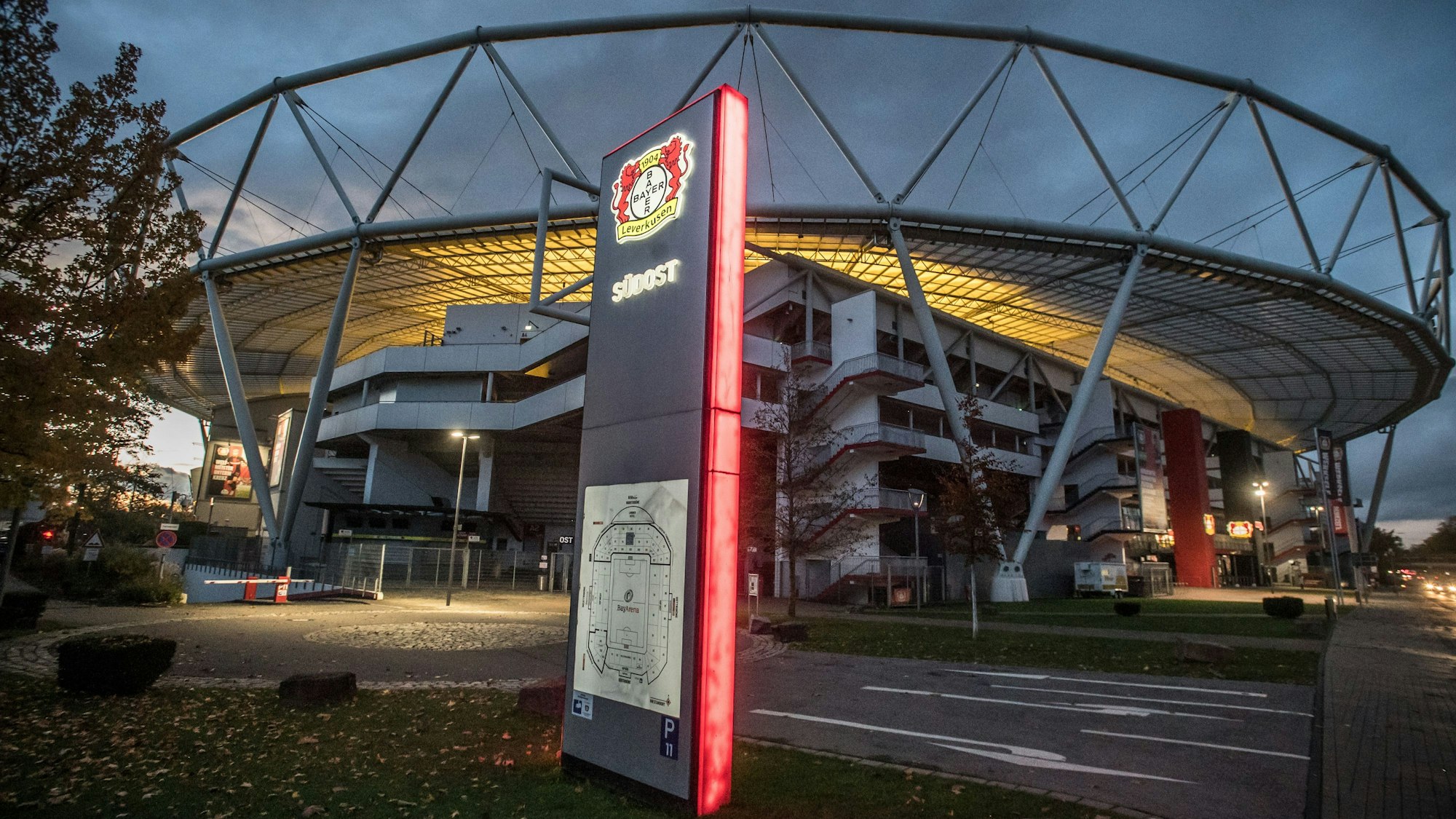 Der Umbau für die neue Fanwelt in der Bay-Arena läuft. (Archivbild)