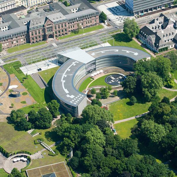 Aus der Vogelperspektive: Die Konzernzentrale in Leverkusen fügt sich harmonisch in den Carl-Duisberg-Park ein.