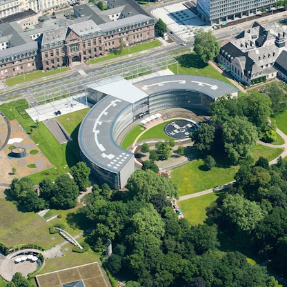 Aus der Vogelperspektive: Die Konzernzentrale in Leverkusen fügt sich harmonisch in den Carl-Duisberg-Park ein.