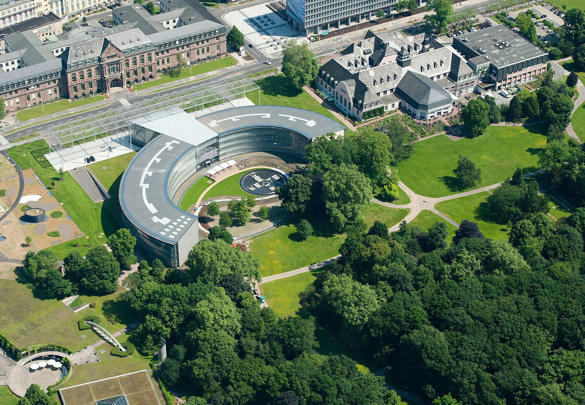 Aus der Vogelperspektive: Die Konzernzentrale in Leverkusen fügt sich harmonisch in den Carl-Duisberg-Park ein.