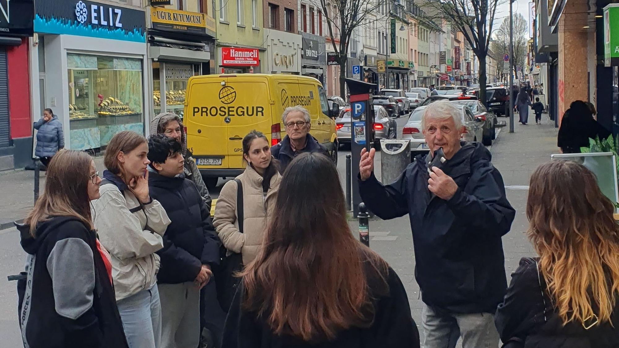 Geschichtswerkstatt Mülheim zeigt Schülern, dass die Keupstraße mehr ist als ein Zentrum türkischer Gemeinschaft.