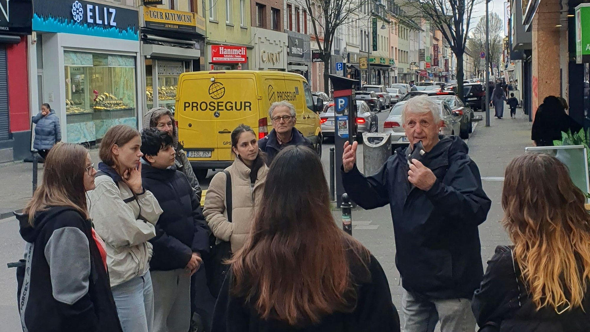 Geschichtswerkstatt Mülheim zeigt Schülern, dass die Keupstraße mehr ist als ein Zentrum türkischer Gemeinschaft.