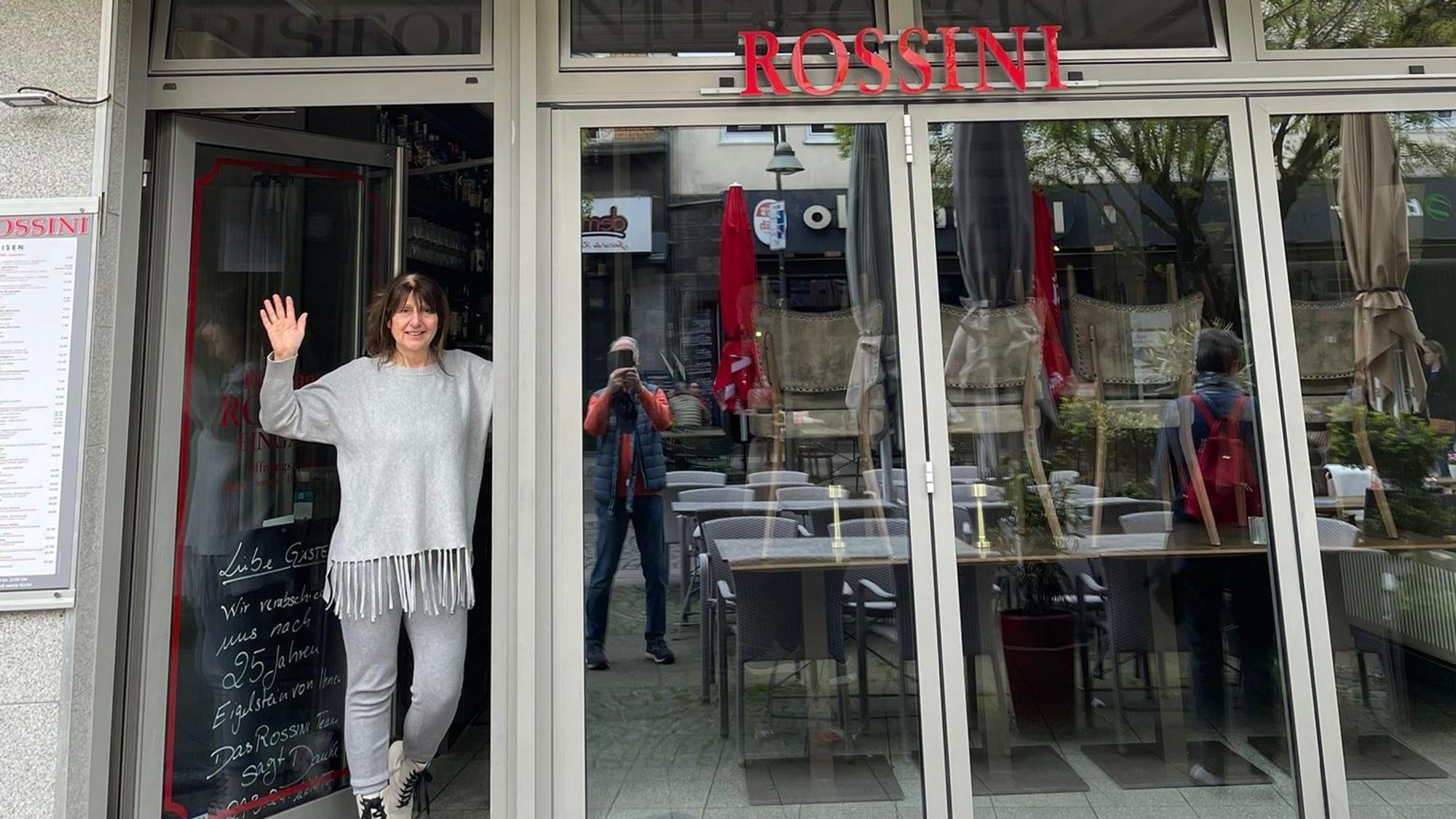 Maria Skourti und Gerardo Trotta verlassen das „Rossini“ am Eigelstein.