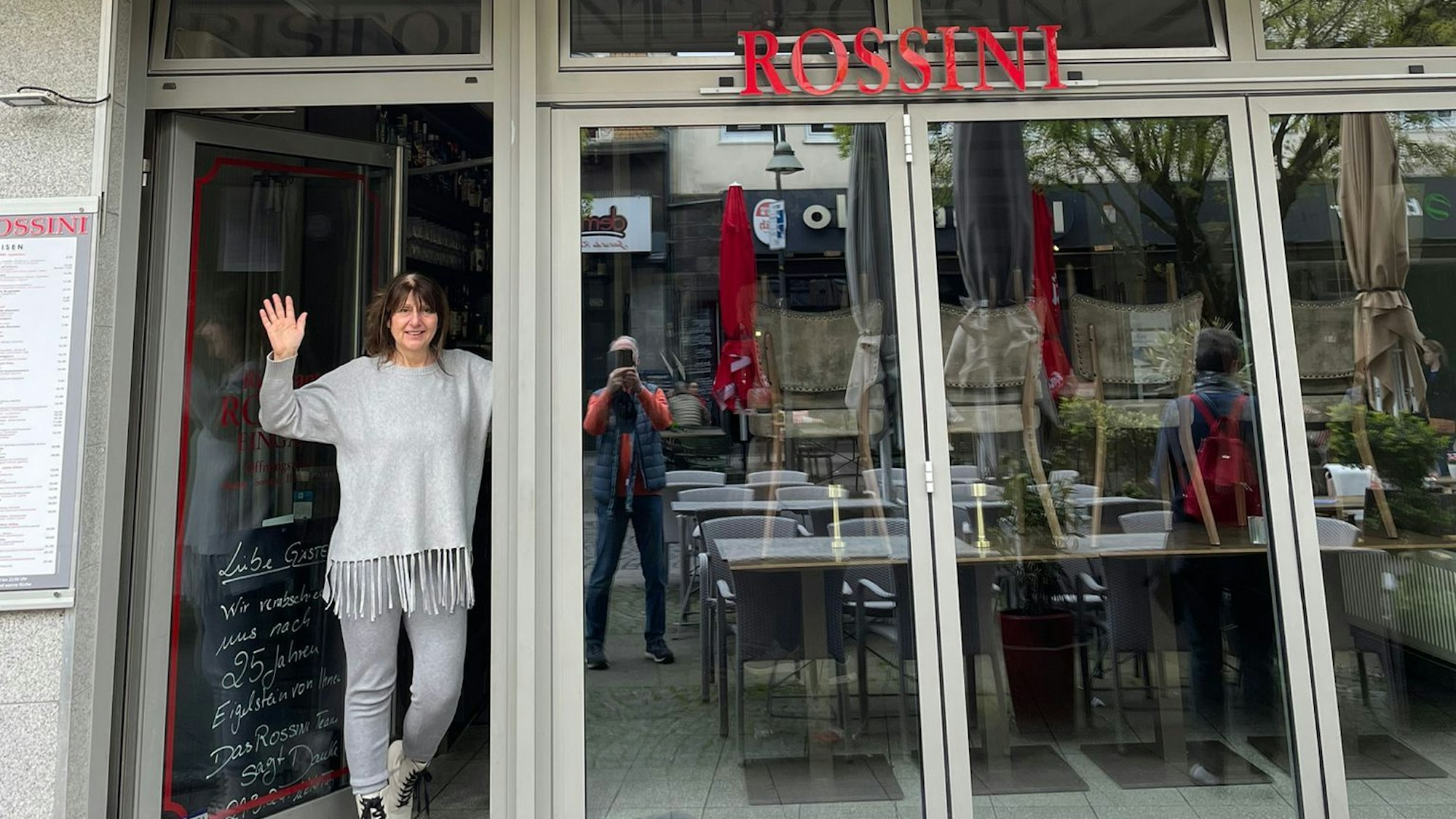 Maria Skourti und Gerardo Trotta verlassen das „Rossini“ am Eigelstein.