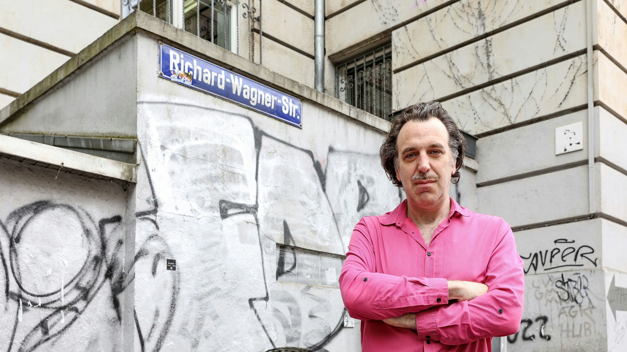 12.04.2024
Köln:
Der Musiker Chilly Gonzales fordert die Umbenennung der Richard-Wagner-Straße in Tina-Turner-Straße.
Foto: Martina Goyert