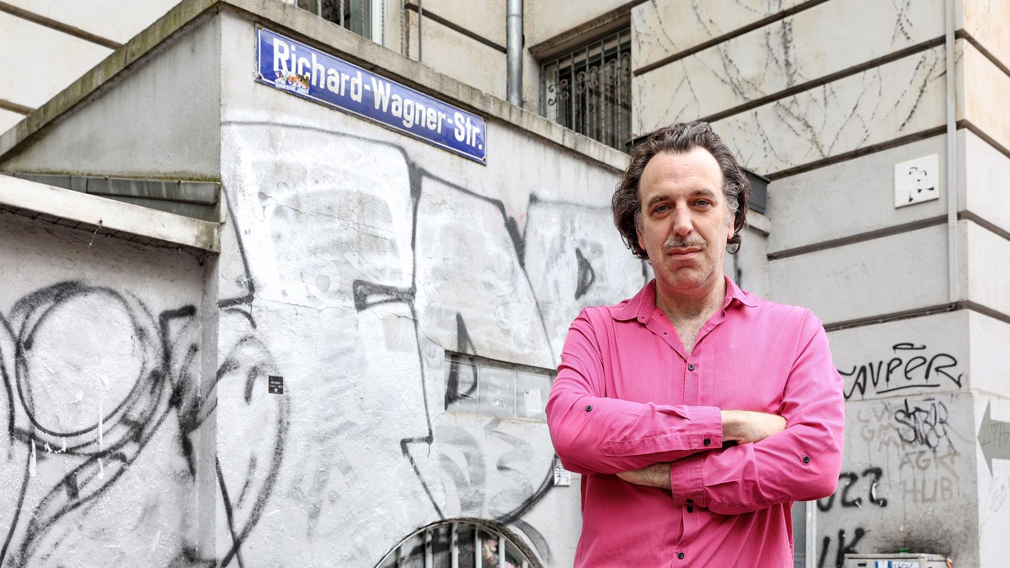 12.04.2024
Köln:
Der Musiker Chilly Gonzales fordert die Umbenennung der Richard-Wagner-Straße in Tina-Turner-Straße.
Foto: Martina Goyert