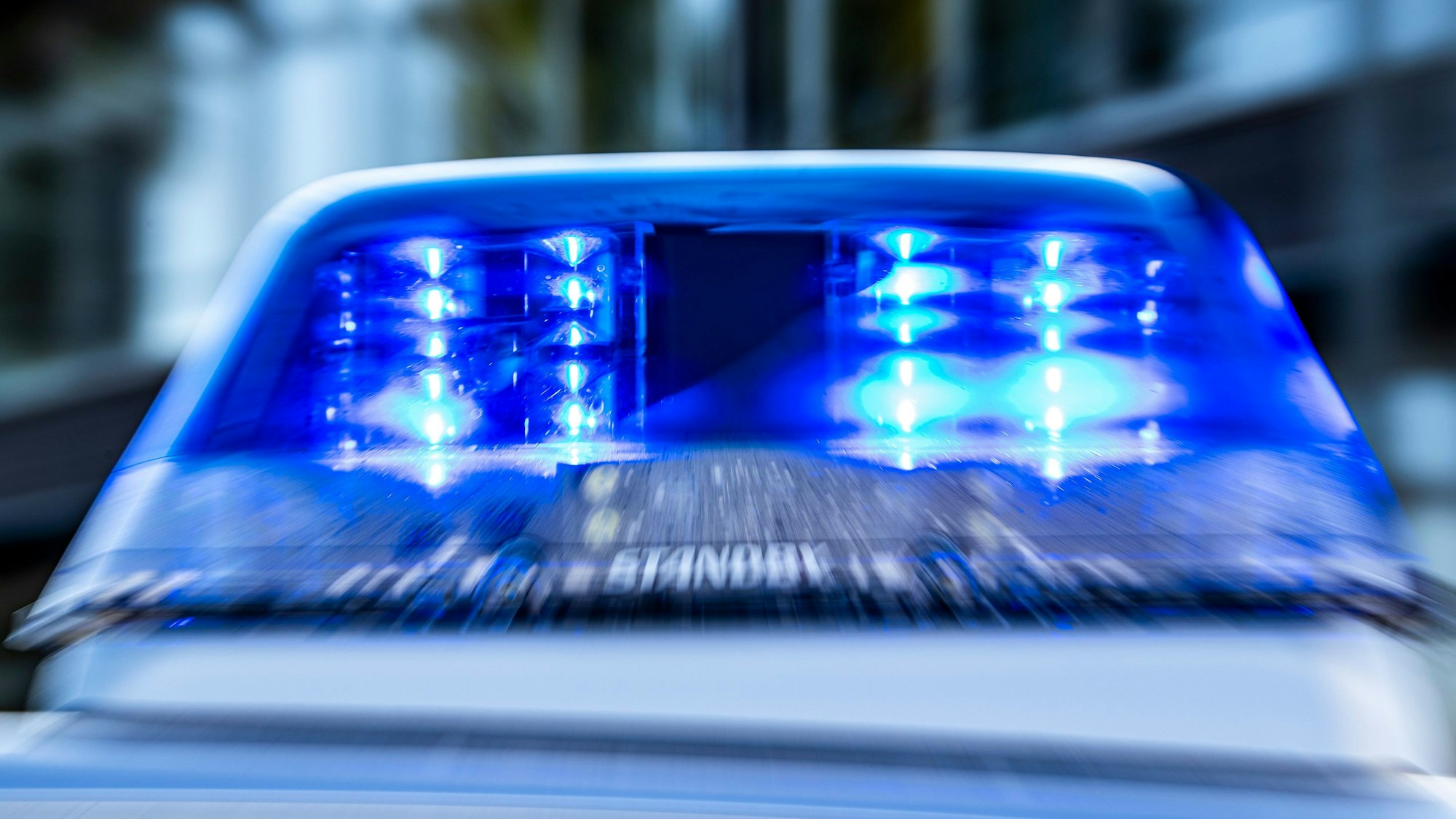 ARCHIV - 28.09.2021, Nordrhein-Westfalen, Gütersloh: Das Blaulicht an einem Polizeiwagen ist eingeschaltet. Das Amtsgericht Düsseldorf hat Haftbefehle gegen drei Jugendliche im Alter von 15 und 16 Jahren wegen Terrorverdachts erlassen. Die Beschuldigten seien dringend verdächtig, einen islamistisch motivierten Terroranschlag geplant zu haben, teilte die Düsseldorfer Generalstaatsanwaltschaft mit. Foto: David Inderlied/dpa +++ dpa-Bildfunk +++