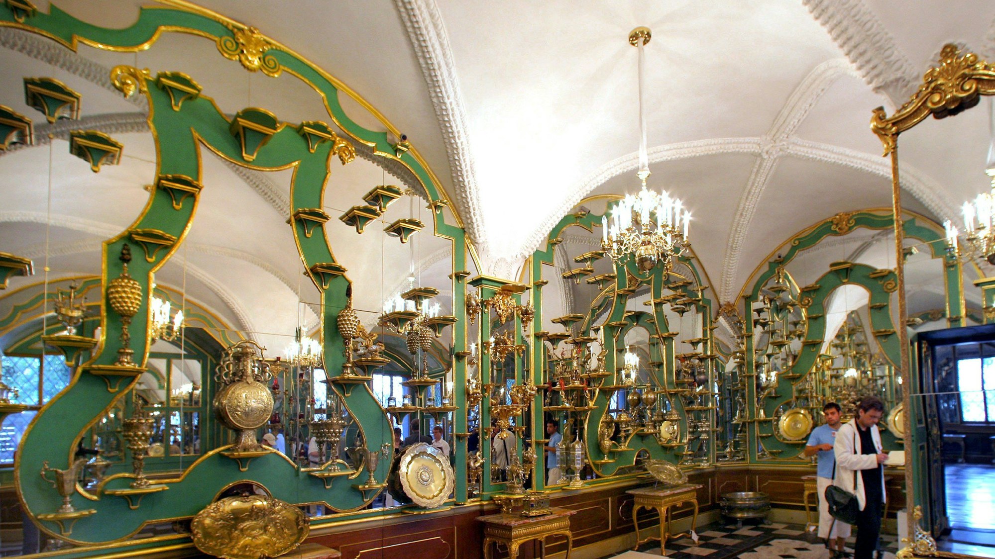 Ein Blick in das Silbervergoldete Zimmer des Historischen Grünen Gewölbes in Dresden (Archivbild)