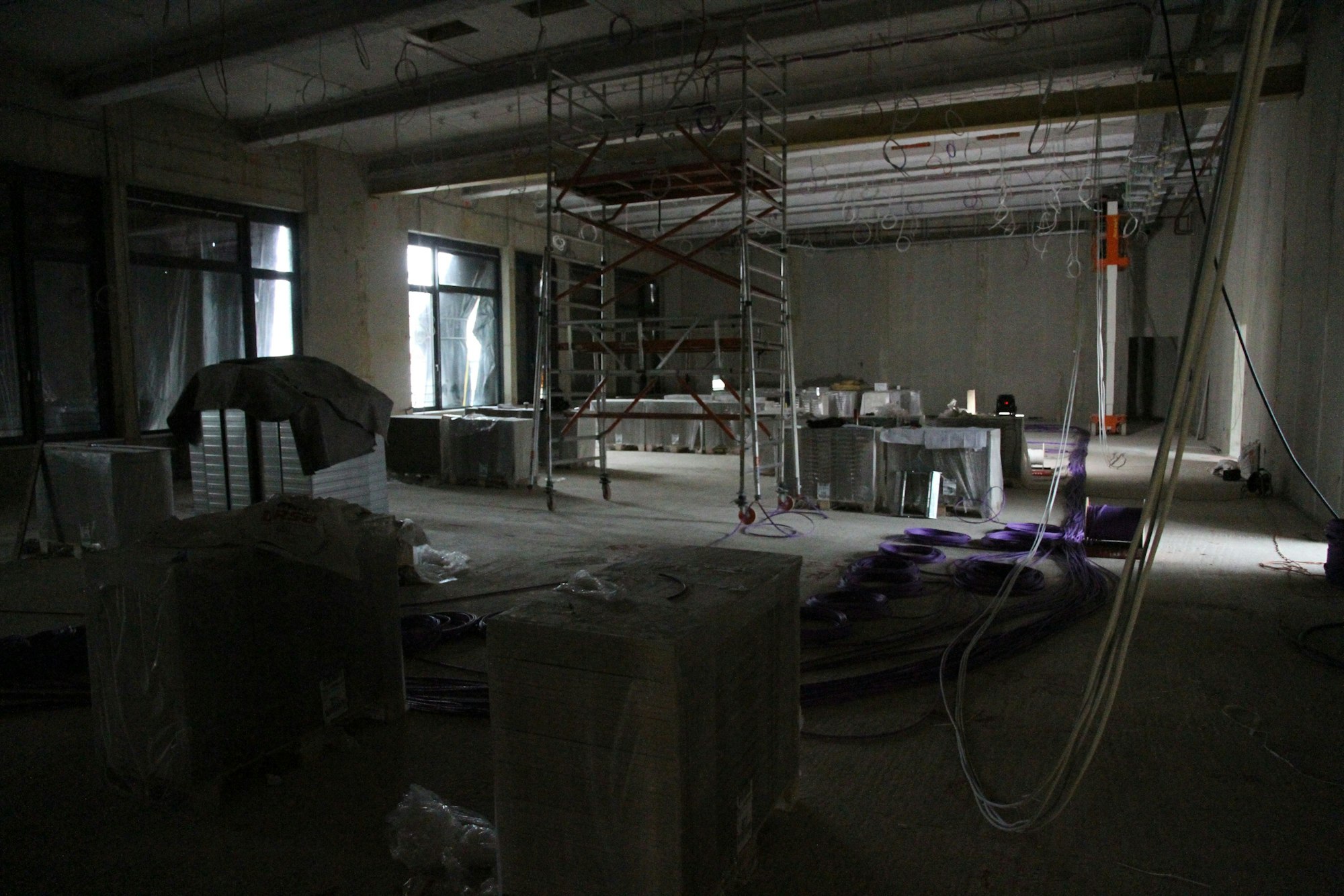 Baustelle für einen Gerichtssaal mit Paletten und einem Montagegerüst