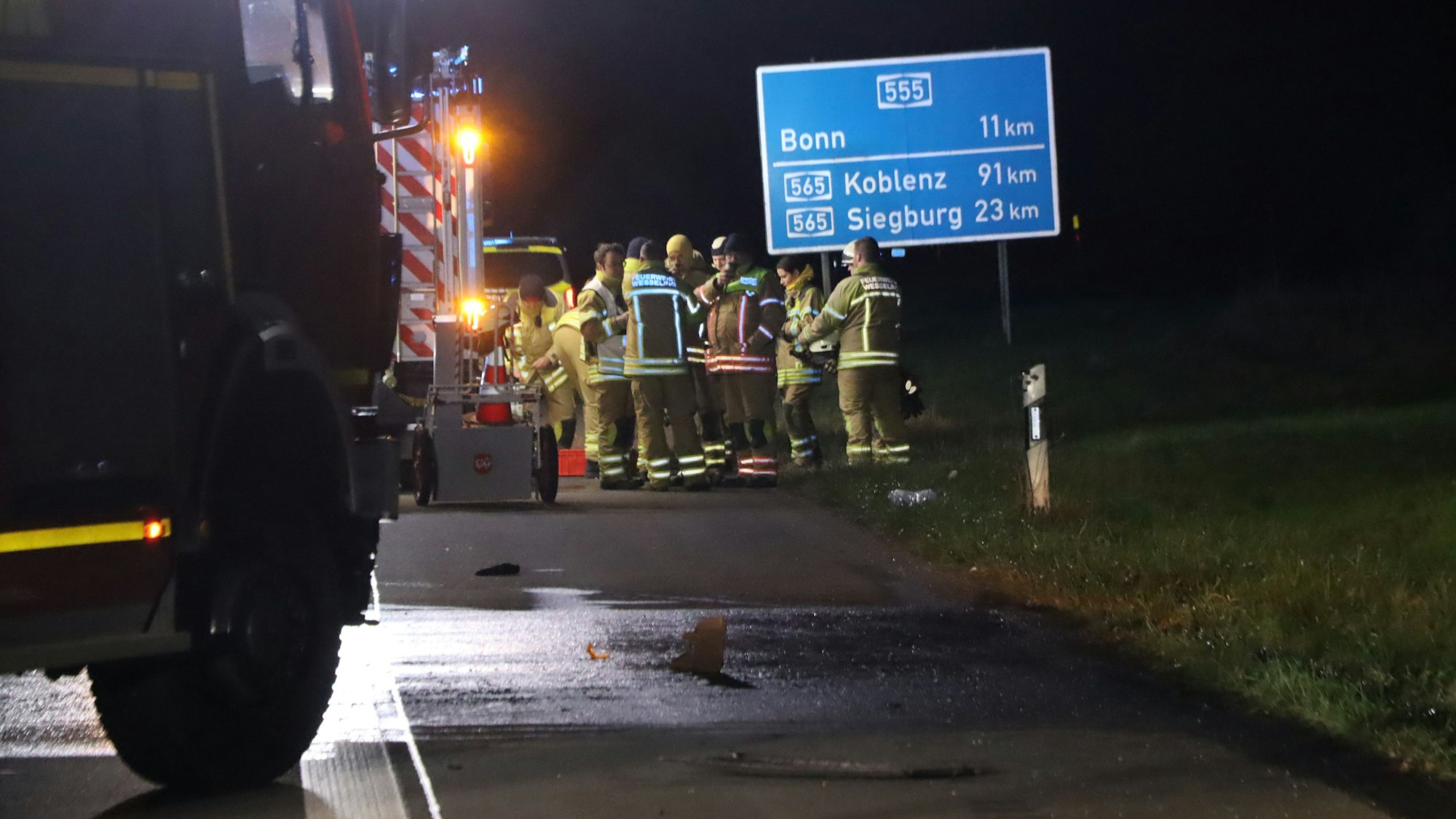 Das Bild zeigt mehrere Einsatzkräfte auf der Autobahn.