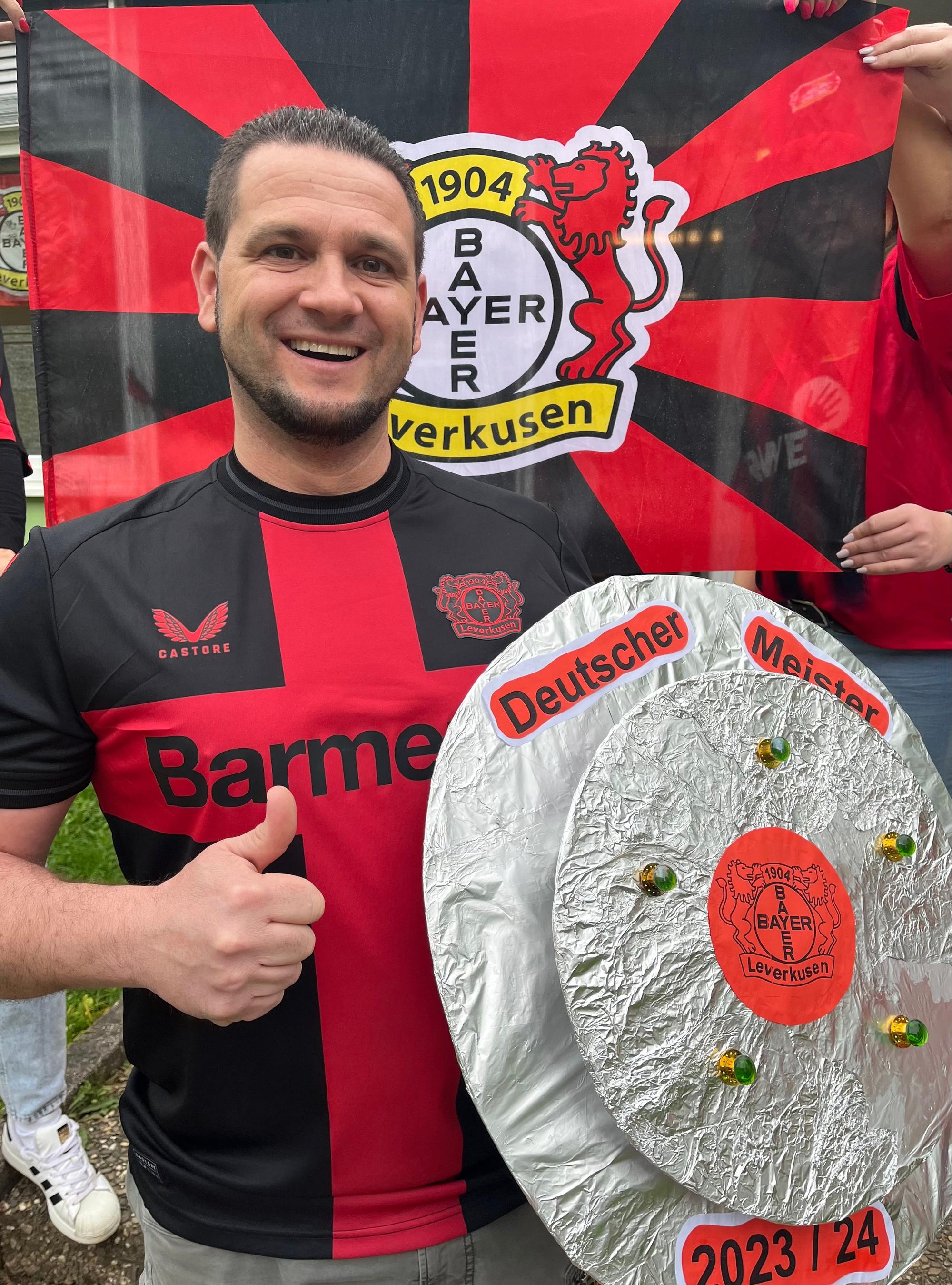 Marco Grün mit gebastelter Schale
