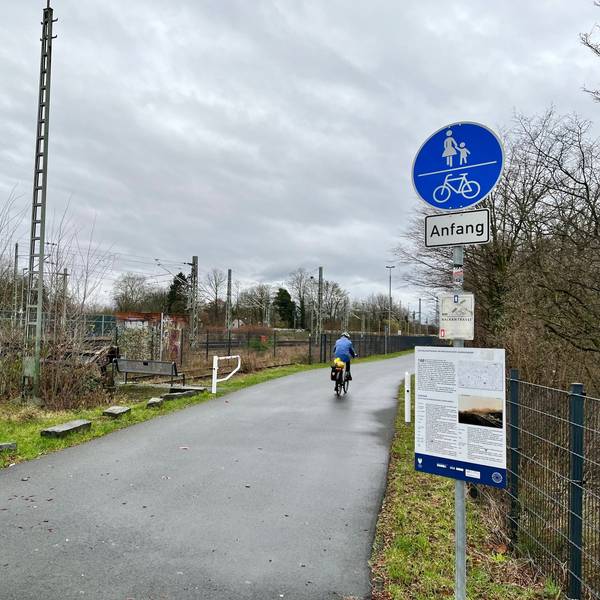 Einfahrt zum Panorama-Radweg auf der Balkantrasse hinter dem Opladener Bahnhof