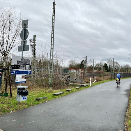 Ein Radfahrer fährt auf der Balkantrasse in Opladen.
