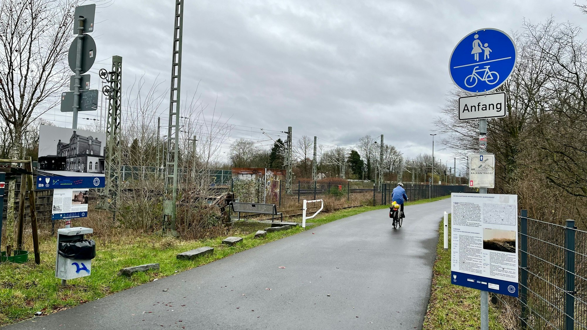 Einfahrt zum Panorama-Radweg auf der Balkantrasse hinter dem Opladener Bahnhof