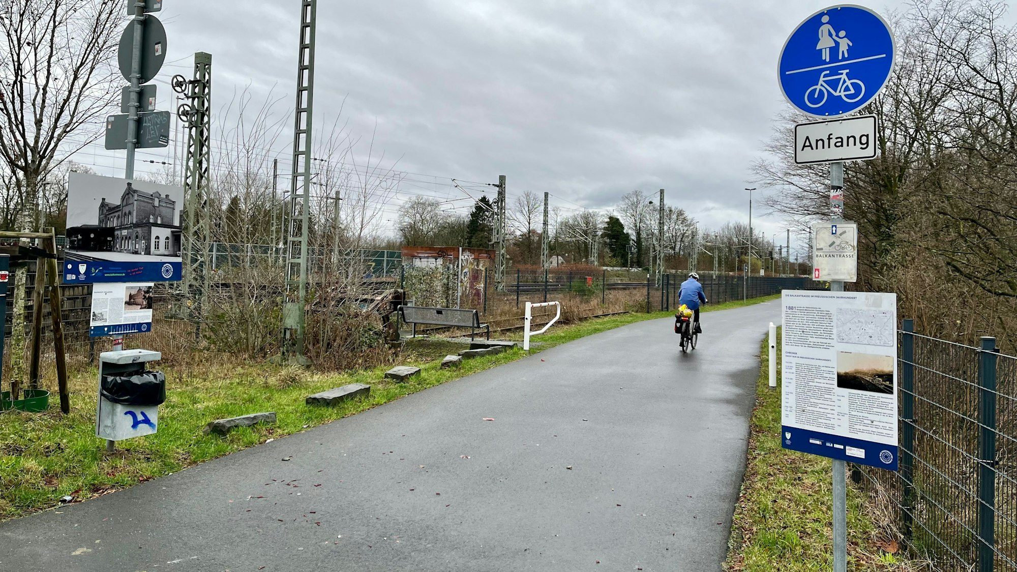 Hier ist der Anschluss, auch an die Bahn: Hinter dem Opladener Bahnhof beginnt der Panorama-Radweg auf der Balkantrass