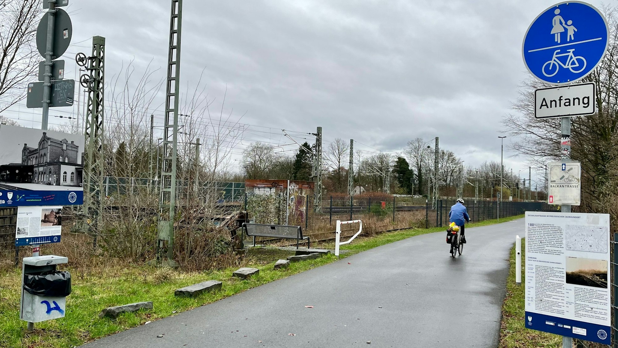 Ein Radfahrer fährt auf der Balkantrasse in Opladen.