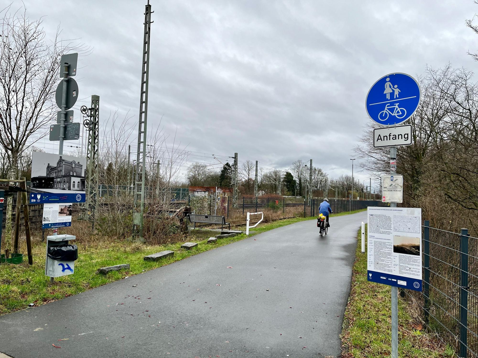 Hinter dem Opladener Bahnhof beginnt der Panorama-Radweg auf der Balkantrasse.
