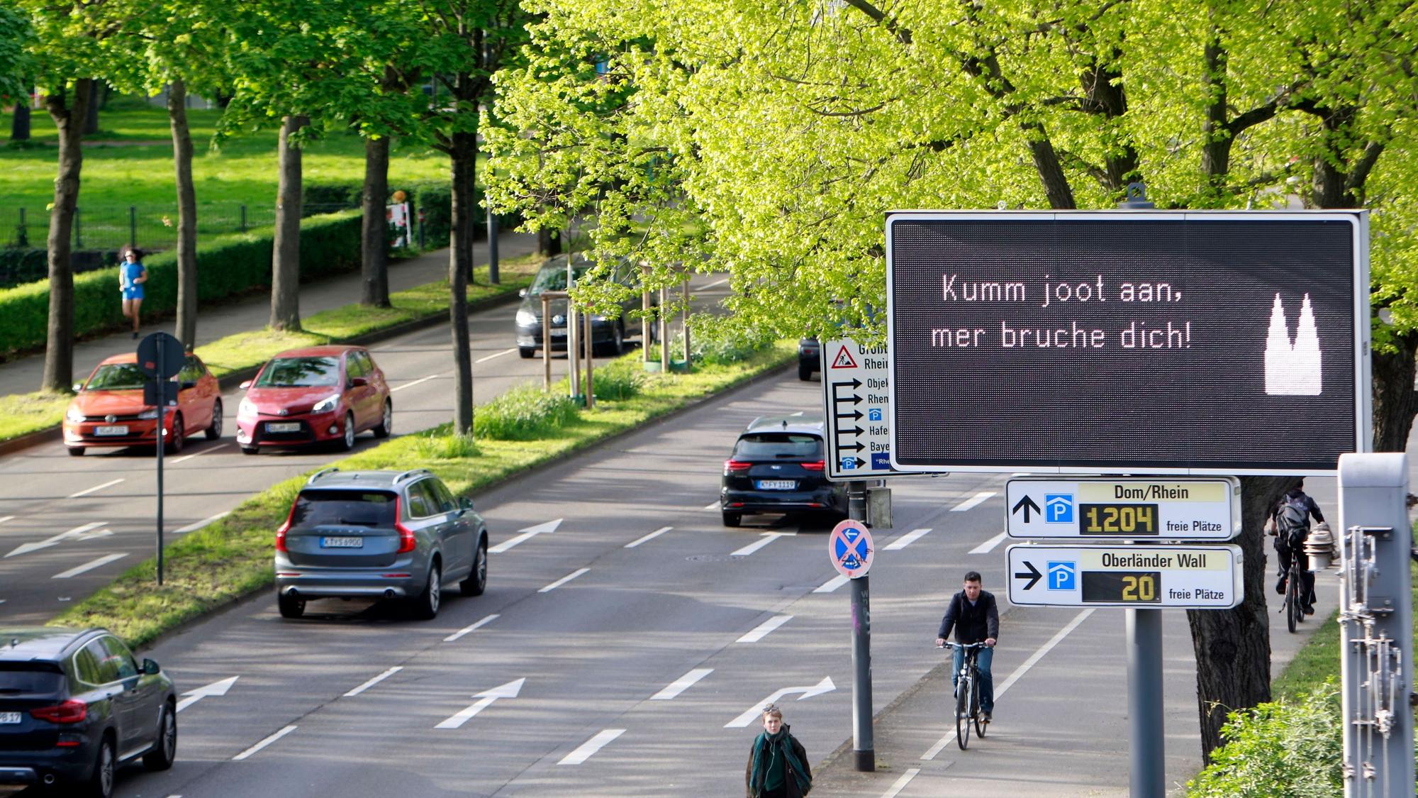 Die Verkehrs-Infotafeln der Stadt Köln zeigen humorvolle Sprüche, die die Verkehrsteilnehmenden zu Rücksicht und Respekt motivieren sollen.
