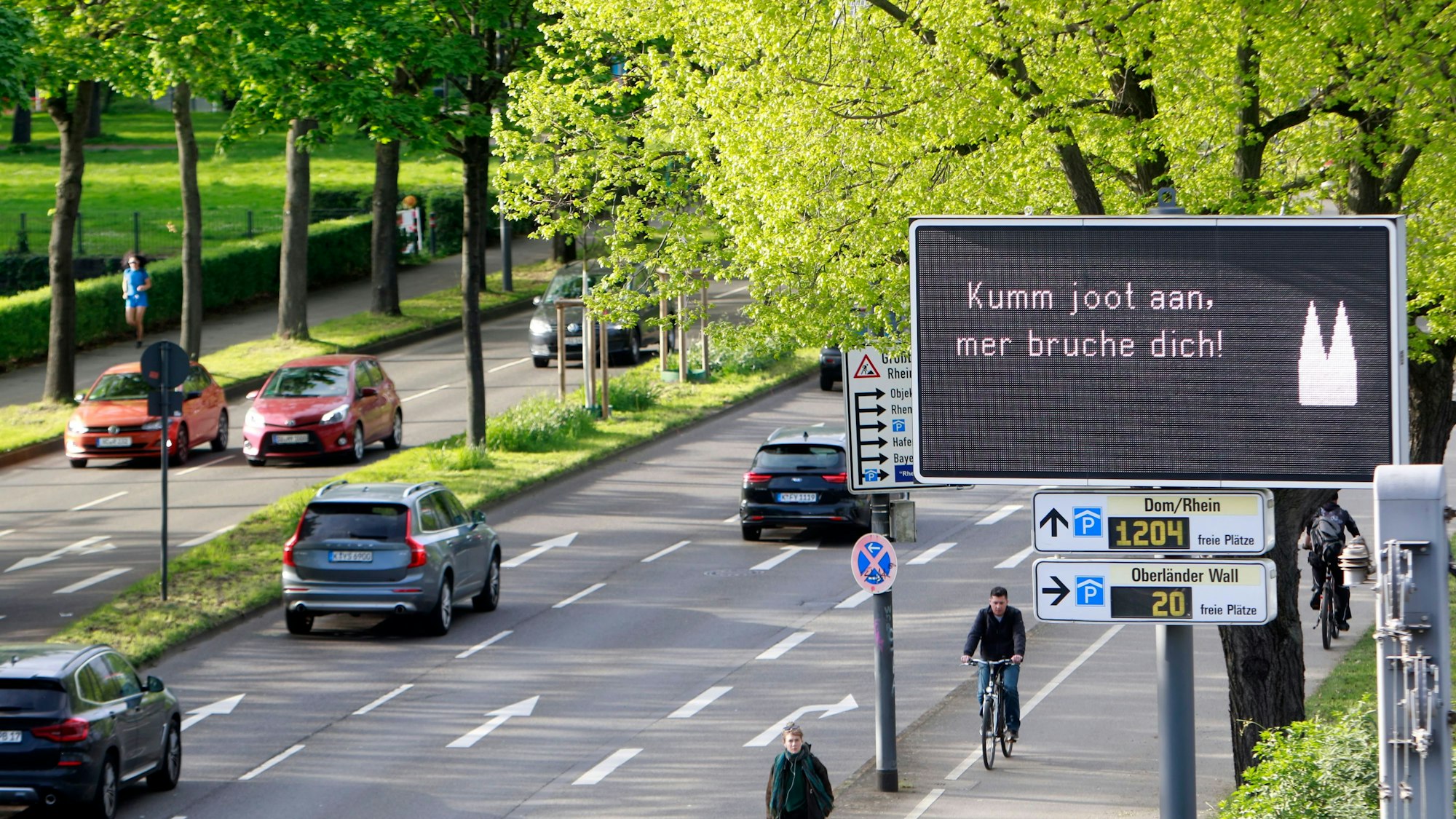 Die Verkehrs-Infotafeln der Stadt Köln zeigen humorvolle Sprüche, die die Verkehrsteilnehmenden zu Rücksicht und Respekt motivieren sollen.