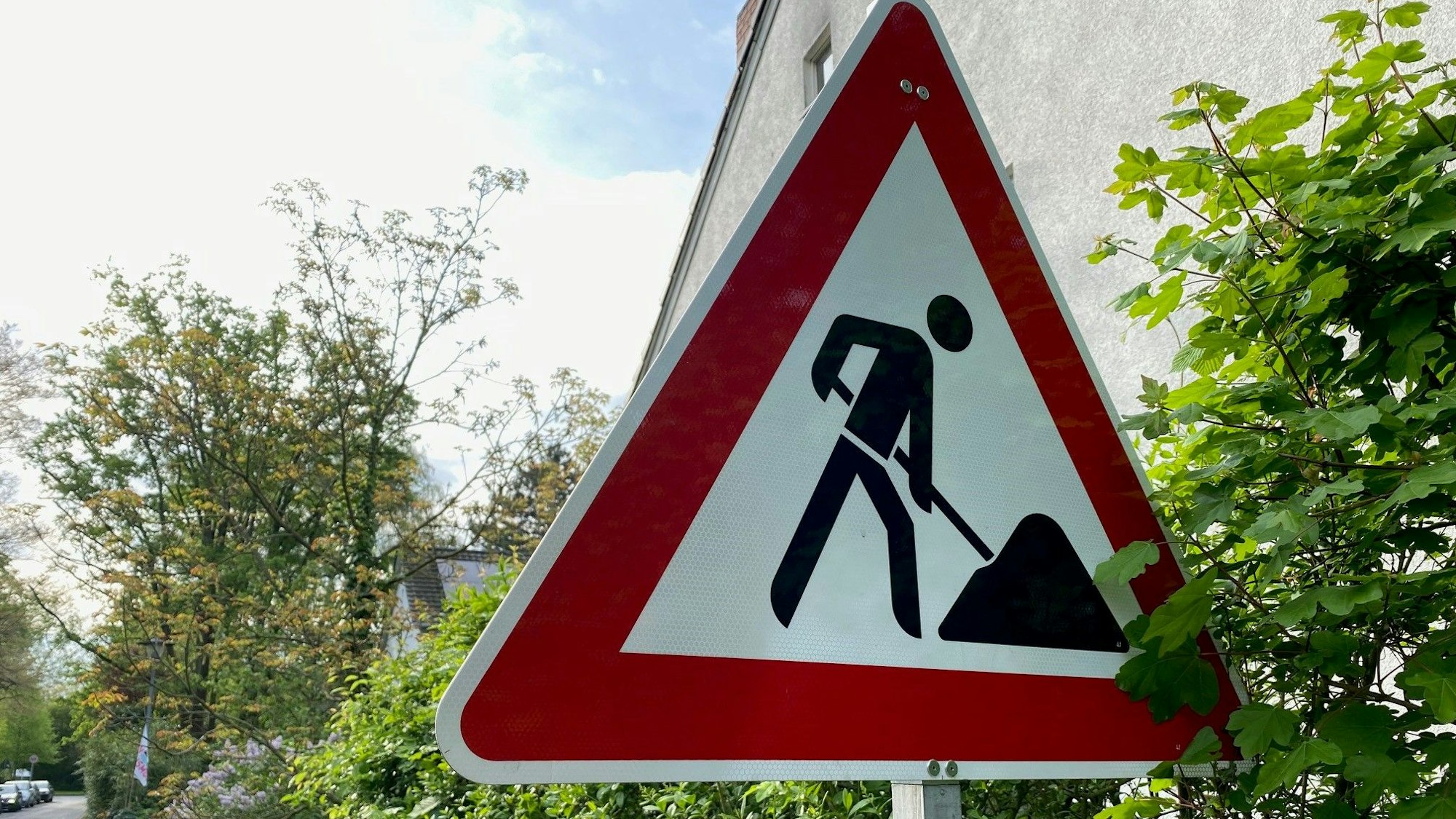 Zu sehen ist ein Baustellenschild (Symbolfoto).