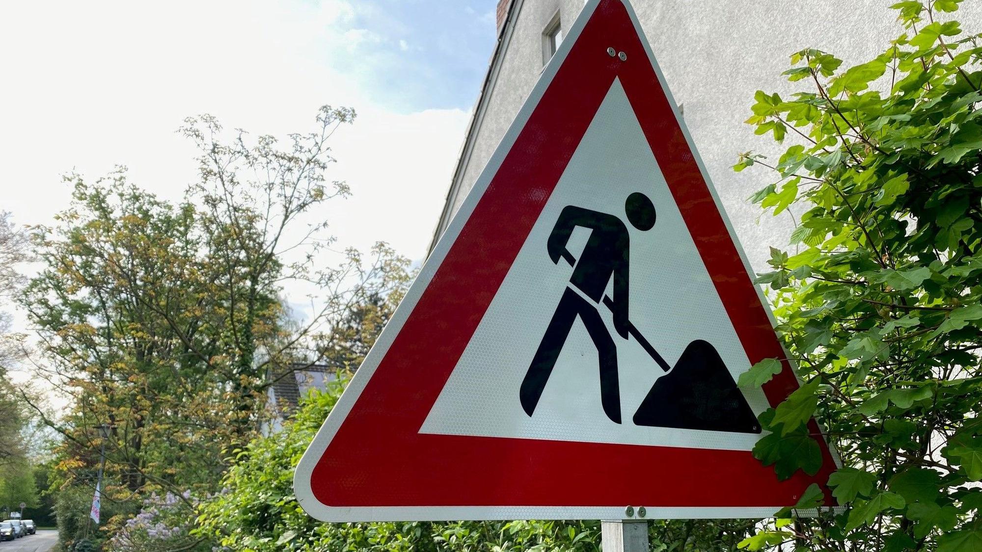 Zu sehen ist ein Baustellenschild (Symbolfoto).