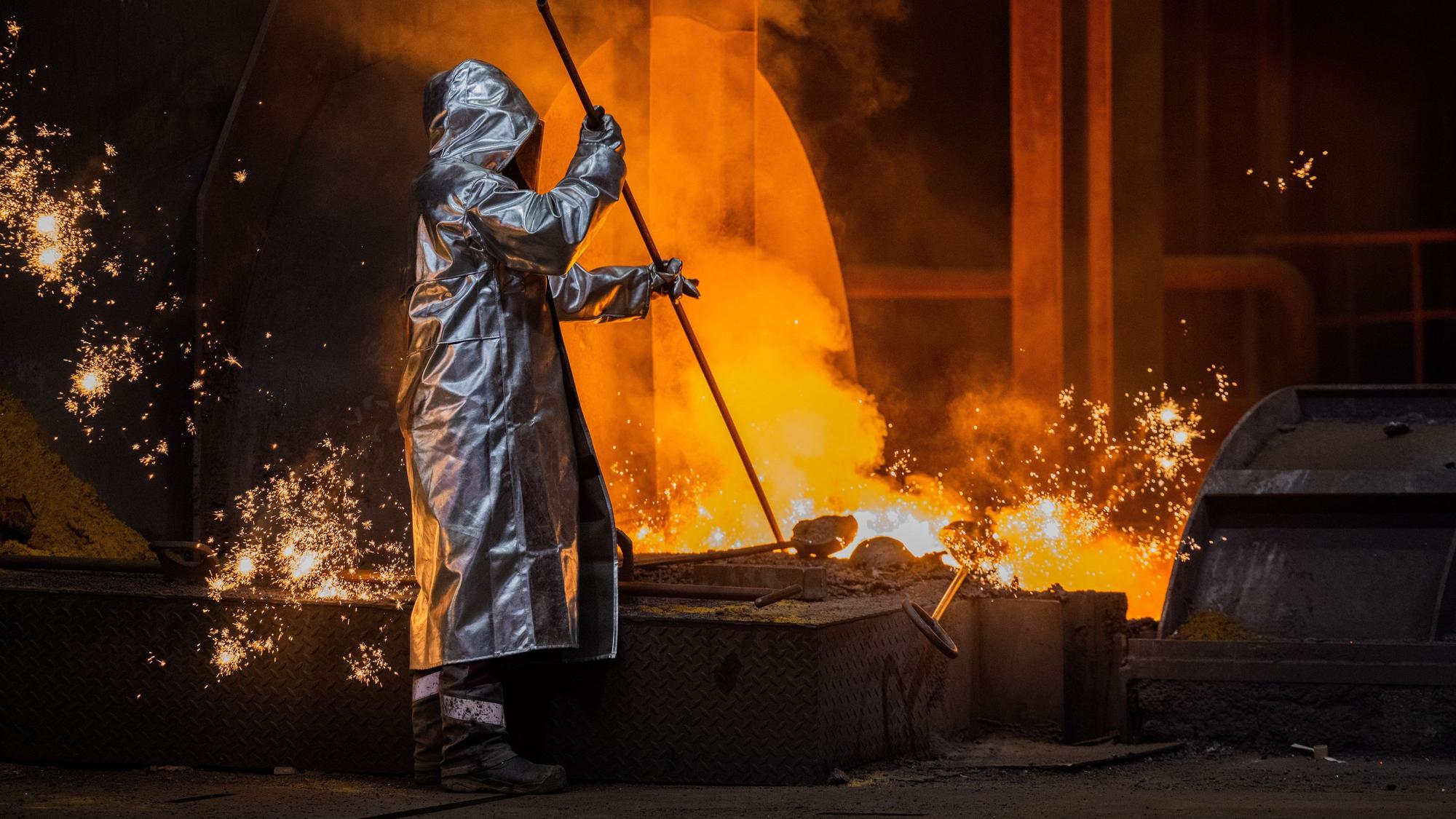 ARCHIV - 02.05.2023, Nordrhein-Westfalen, Duisburg: Ein Stahlarbeiter von Thyssenkrupp arbeitet am Hochofen 8 auf dem Werksgelände. (zu dpa: «Thyssenkrupp will Stahl-Bereich verkleinern - Stellenabbau angekündigt») Foto: Rolf Vennenbernd/dpa +++ dpa-Bildfunk +++