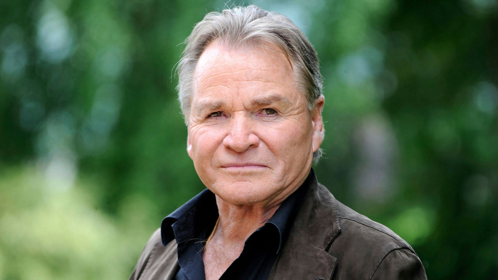 Fritz Wepper schaut ernst.