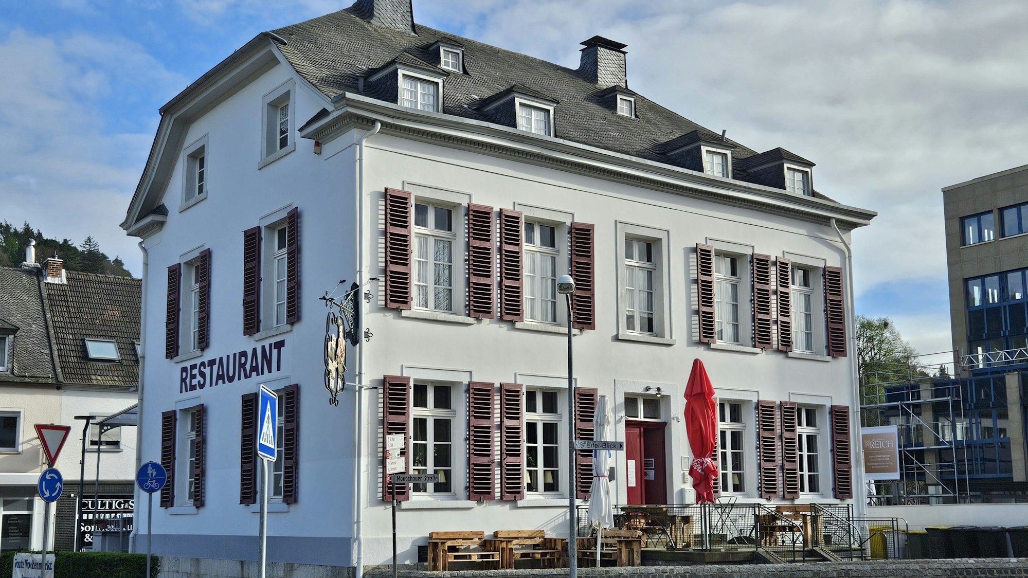 Blick auf das Renteigebäude mit großen Fensterläden.