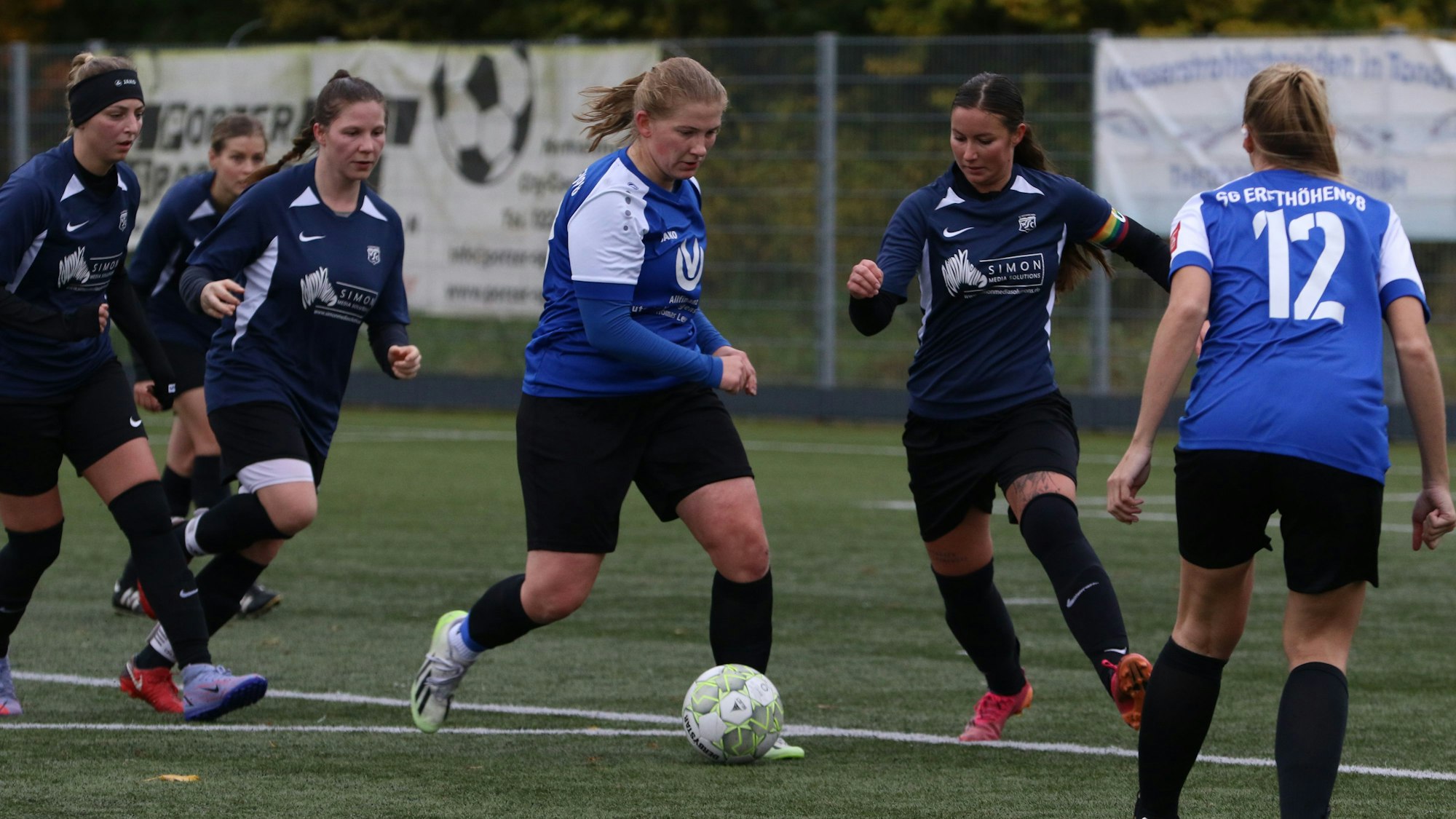 Julia Poth (Mitte) versucht sich hier im Dribbling gegen Wißkirchens Luna Frank.