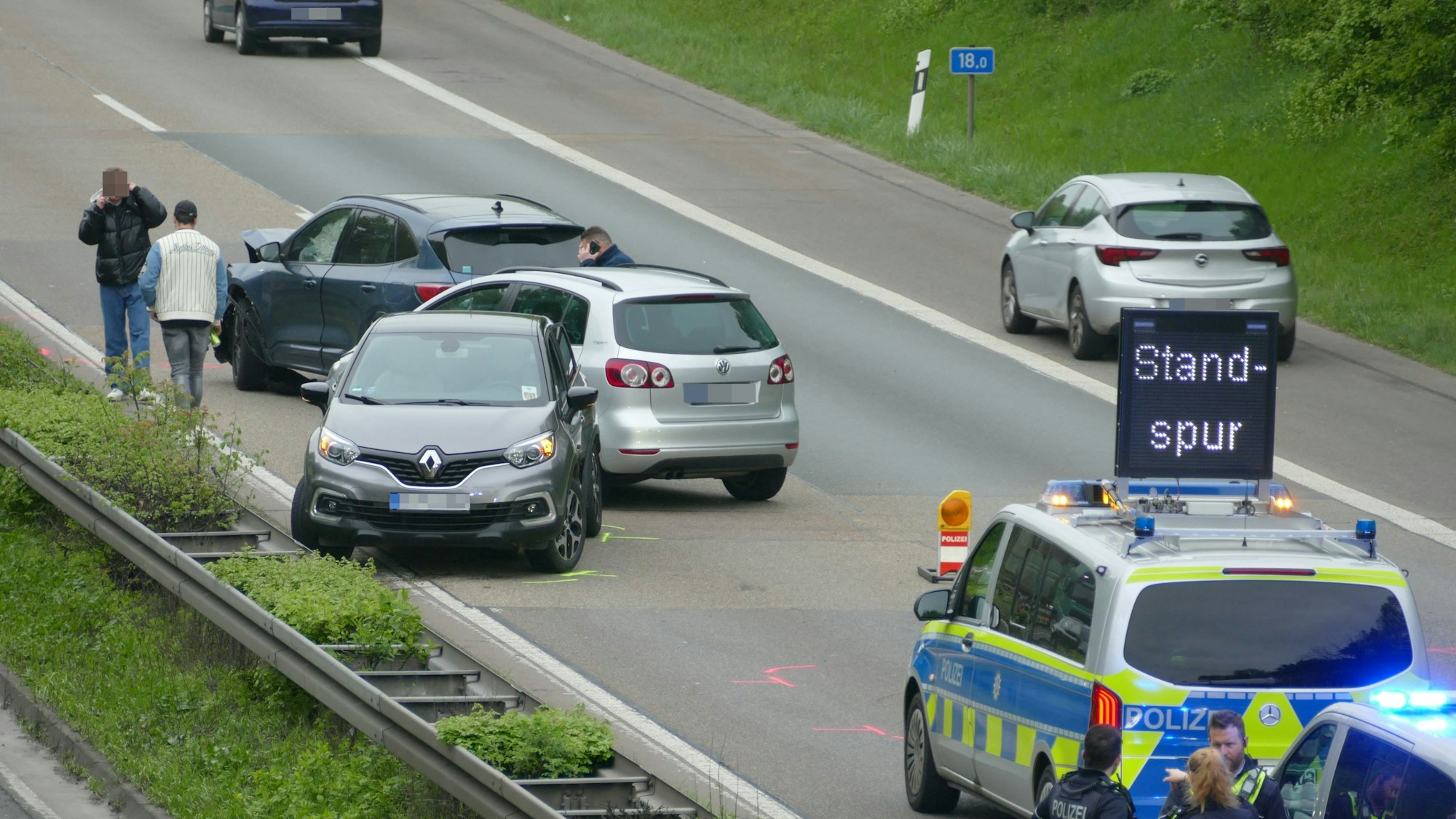 Insgesamt waren der Polizei zufolge fünf Autos an der Kollision beteiligt.