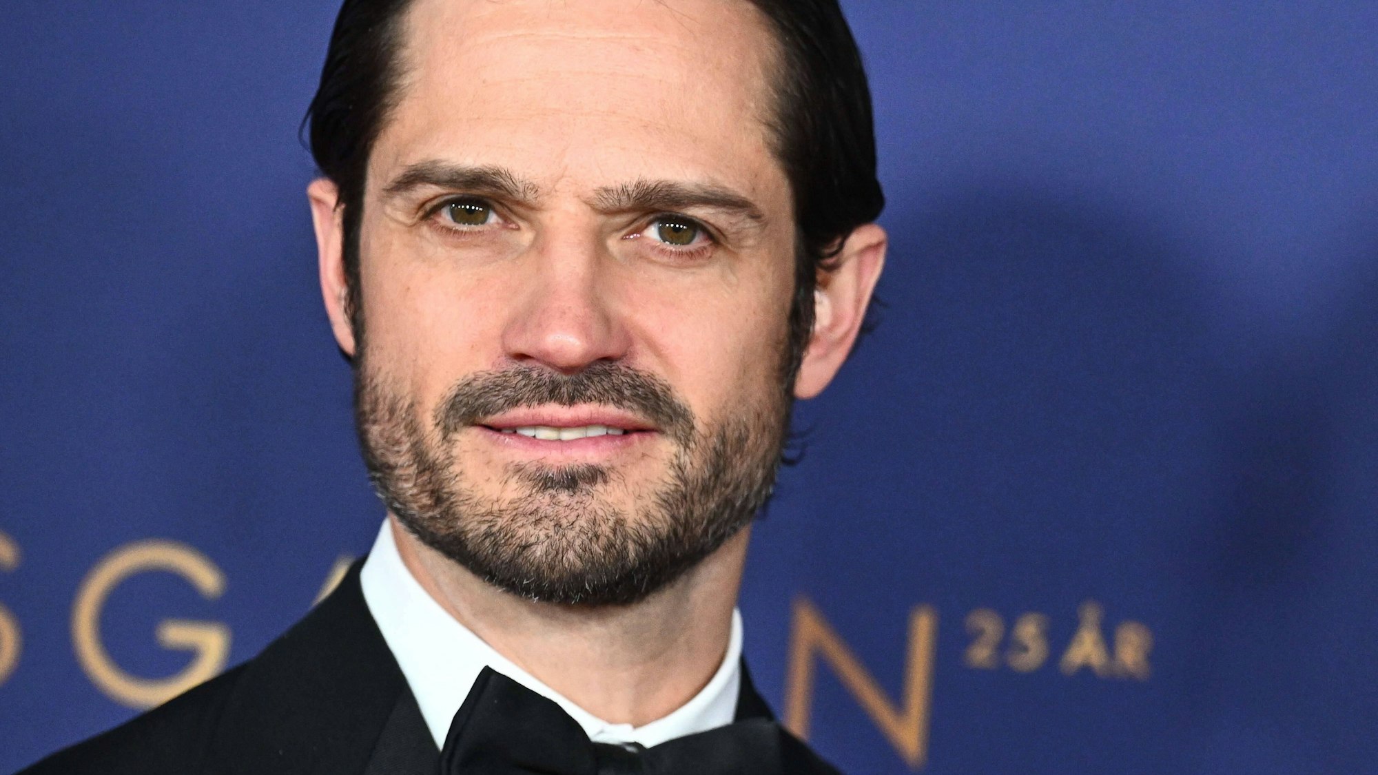 Prinz Carl Philip von Schweden auf dem roten Teppich.