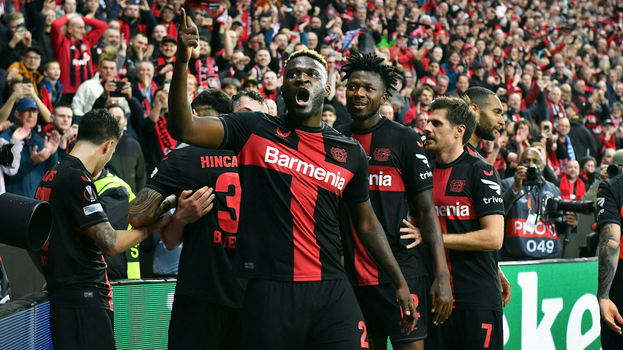 Fussball, Europa League, Deutschland, Herren, Saison 2023/2024, Viertelfinale Hinspiel, BayArena Leverkusen, Bayer Leverkusen - FC West Ham United 2:0 Jubel Victor Boniface LEV nach seinem Tor zum 2:0. Jubel, Freude, Aktion. UEFA REGULATIONS PROHIBIT ANY USE OF PHOTOGRAPHS AS IMAGE SEQUENCES AND/OR QUASI-VIDEO *** Football, Europa League, Germany, Men, Season 2023 2024, Quarter-final first leg, BayArena Leverkusen, Bayer Leverkusen FC West Ham United 2 0 Cheers Victor Boniface LEV after his goal for 2 0 Cheers, joy, action UEFA REGULATIONS PROHIBIT ANY USE OF PHOTOGRAPHS AS IMAGE SEQUENCES AND OR QUASI VIDEO