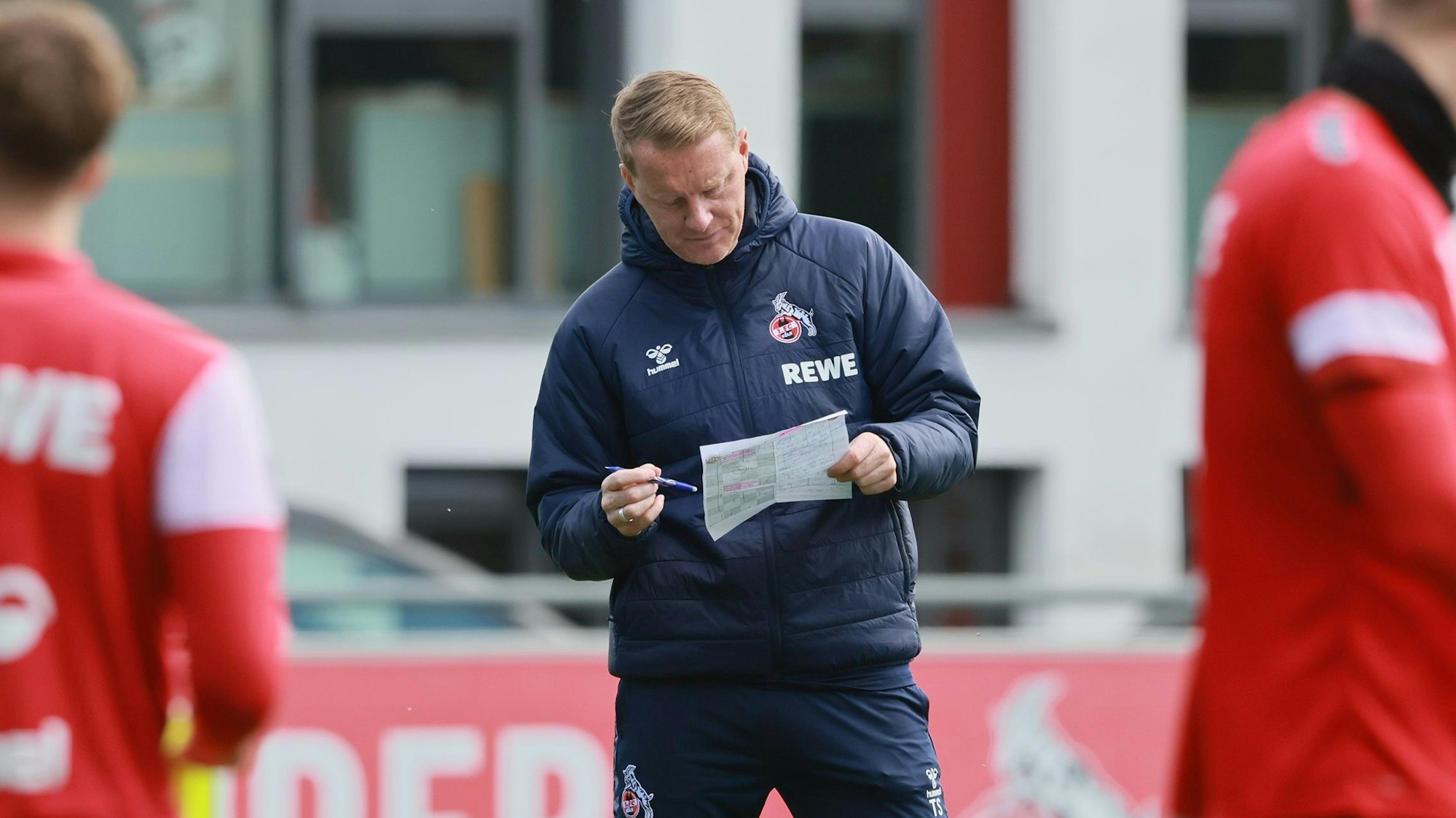 FC-Trainer Timo Schultz hat vor dem Spiel in der Allianz-Arena viel Denkarbeit zu verrichten.