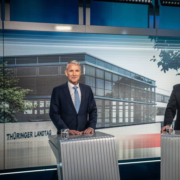 11.04.2024, Berlin: Björn Höcke (AfD, l) und Mario Voigt (CDU, r), Spitzenkandidaten für die Landtagswahl in Thüringen, stehen beim TV-Duell bei Welt TV. Foto: Michael Kappeler/dpa +++ dpa-Bildfunk +++